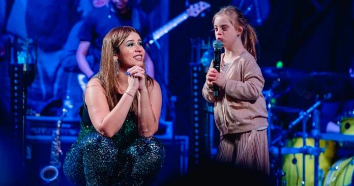 Em último show, Marília cantou com garotinha com Síndrome de Down e emocionou plateia