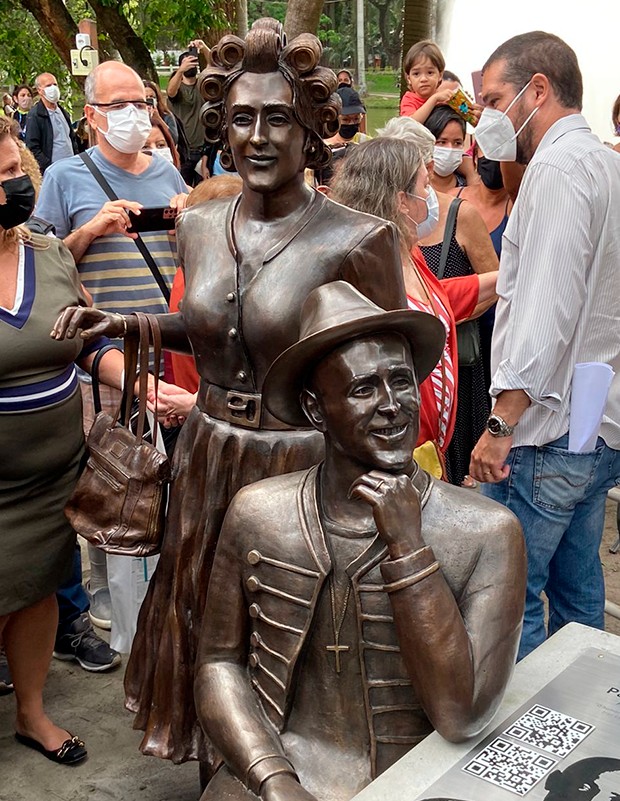 asomadetodosafetos.com - Mãe de Paulo Gustavo se emociona em inauguração de estátuas: "Muita emoção"