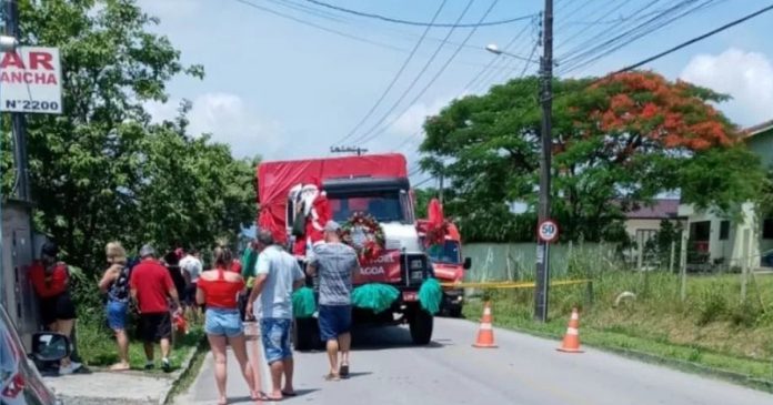 Homem de 70 anos vestido de Papai Noel cai de caminhão em ação de Natal e não resiste