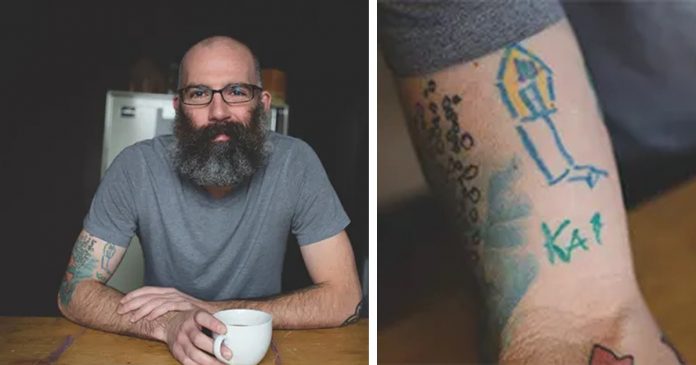 Pai transforma desenhos do filho em tatuagens coloridas todos os anos; veja fotos