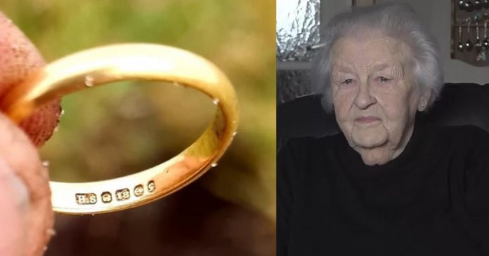 Senhora reencontra aliança de casamento perdida há 50 anos em plantação de batata