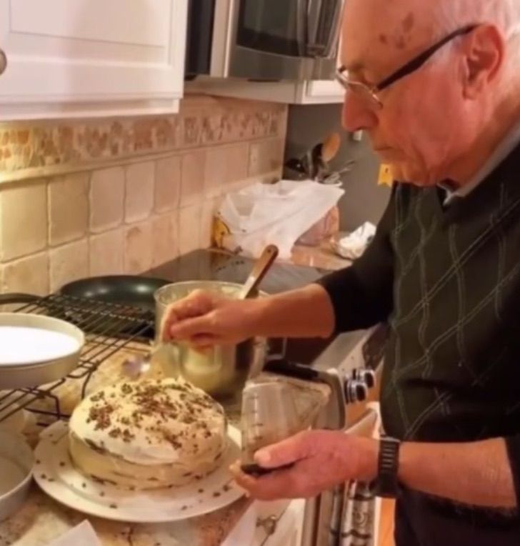asomadetodosafetos.com - Vovô se torna confeiteiro aos 90 anos e faz bolo toda vez que recebe visita dos netos