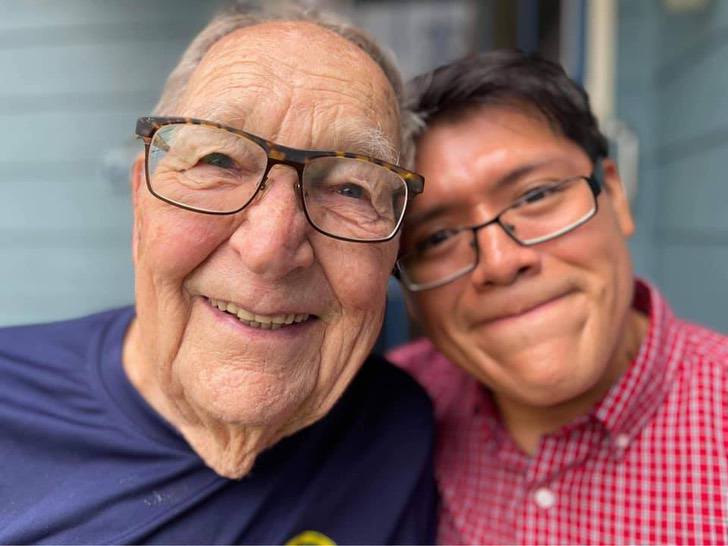 asomadetodosafetos.com - Idoso abraça sexualidade aos 91 anos e encontra o amor: “Sou gay e livre”