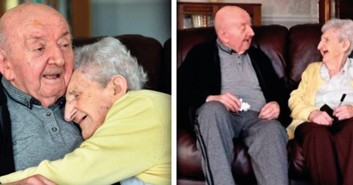 Mãe de 98 anos se muda para casa de repouso para cuidar de seu filho de 80 anos