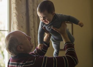 “Eu amo meu neto, mas não sou creche”: Avô exige pagamento para cuidar de neto