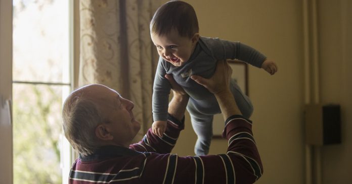 “Eu amo meu neto, mas não sou creche”: Avô exige pagamento para cuidar de neto