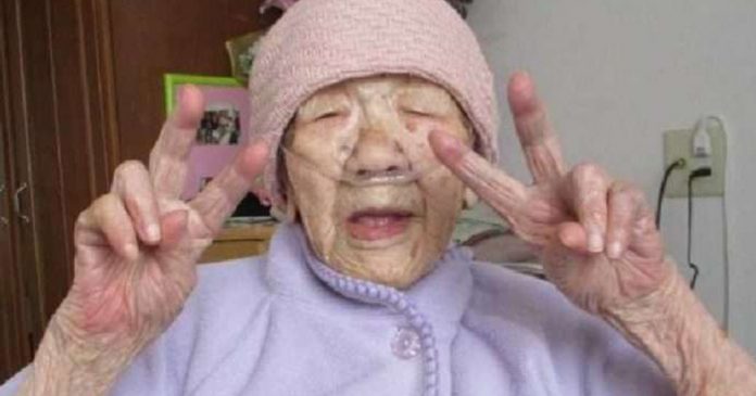 Mulher mais velha do mundo completa 119 anos e revela segredo para longevidade