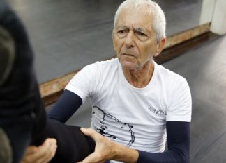 “Não é tarde, me sinto vivo”: Aposentado de 80 anos faz 5 aulas de balé por dia