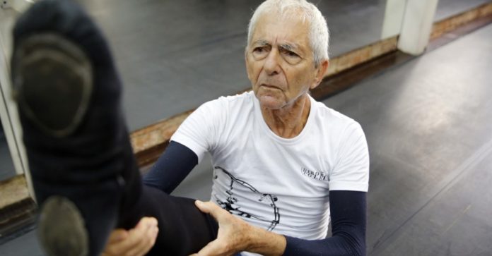 “Não é tarde, me sinto vivo”: Aposentado de 80 anos faz 5 aulas de balé por dia