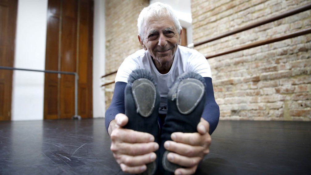 asomadetodosafetos.com - “Não é tarde, me sinto vivo”: Aposentado de 80 anos faz 5 aulas de balé por dia