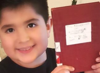 Menino de 8 anos coloca seu livro escrito à mão em estante de biblioteca faz sucesso com lista de espera de 5 anos