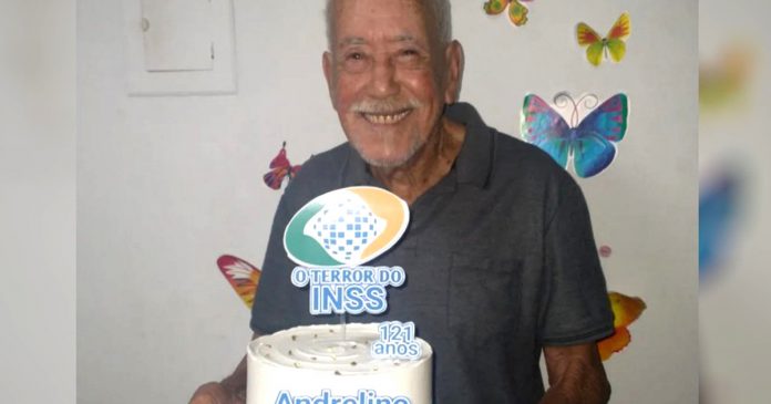 Vovô de 121 anos comemora aniversário com bolo engraçado e viraliza: ‘O terror do INSS’