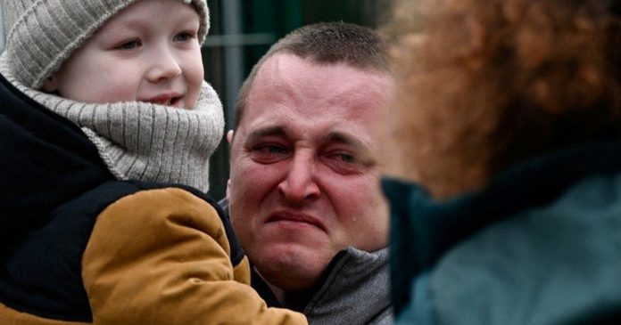 Durante fuga das famílias, homens são instruídos a não deixar a Ucrânia e podem ser recrutados