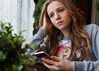 Estudo indica que adolescentes estão mais solitários devido ao uso de smartphones. Saiba o que fazer.