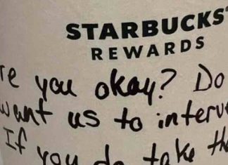 Funcionário do Starbucks oferece ajuda a jovem de 18 anos através de recado no copo