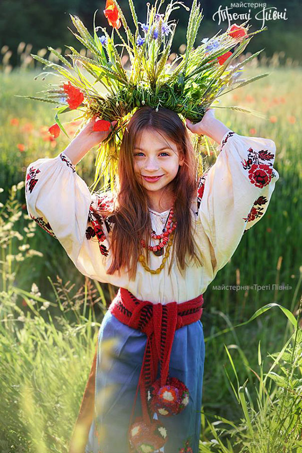 asomadetodosafetos.com - Ucranianas trazem de volta coroas florais tradicionais para mostrar orgulho nacional