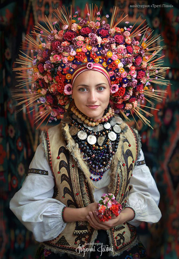 asomadetodosafetos.com - Ucranianas trazem de volta coroas florais tradicionais para mostrar orgulho nacional