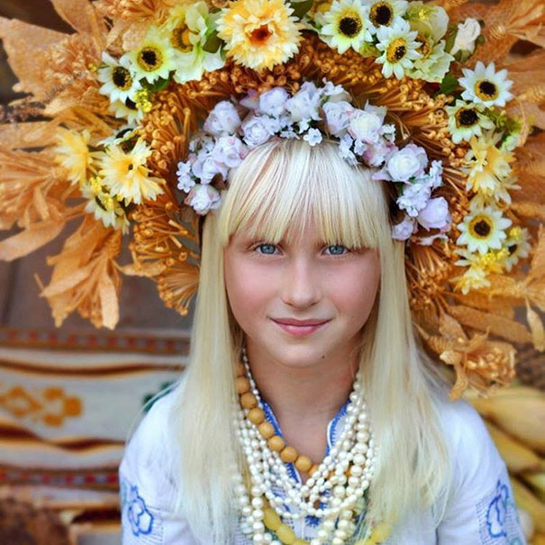 asomadetodosafetos.com - Ucranianas trazem de volta coroas florais tradicionais para mostrar orgulho nacional