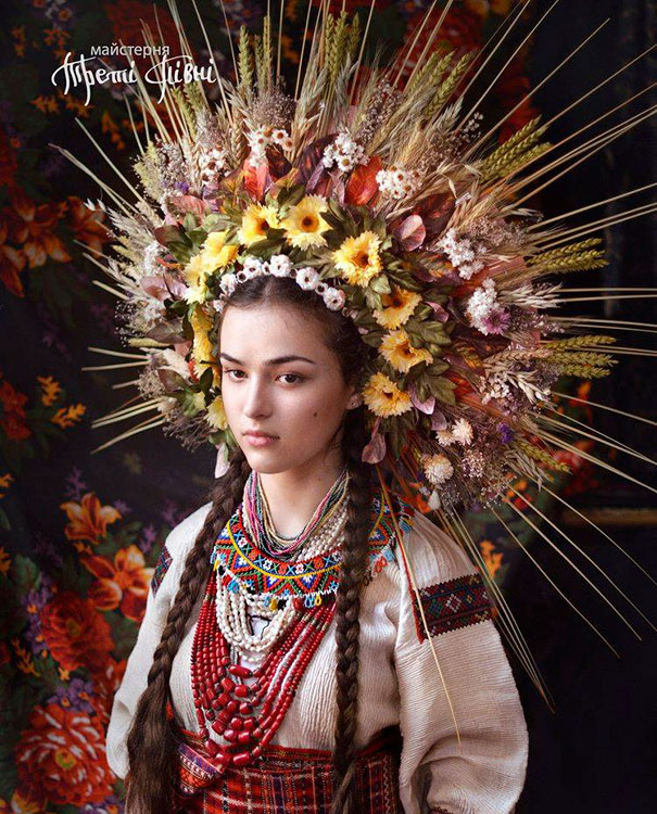 asomadetodosafetos.com - Ucranianas trazem de volta coroas florais tradicionais para mostrar orgulho nacional