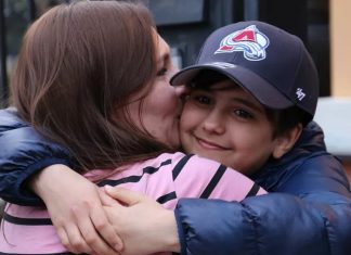 Depois de fugir sozinho da guerra, garoto de 11 anos reencontra mãe na Eslováquia. Assista!