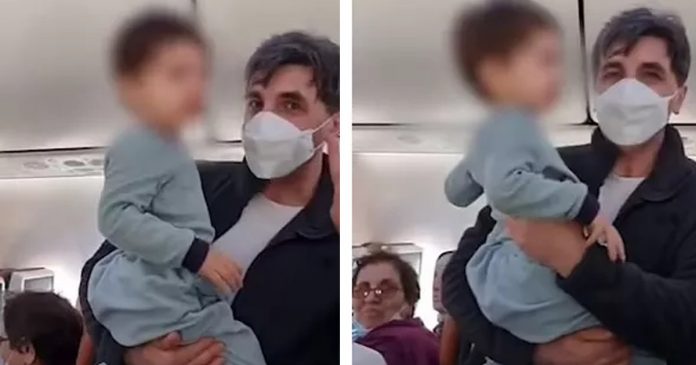 Juntos, passageiros cantam música ‘Baby Shark’ para acalmar criança que chorava no voo