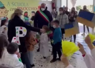 Em escola italiana, crianças dão boas-vindas a alunos refugiados da guerra. Veja o vídeo!