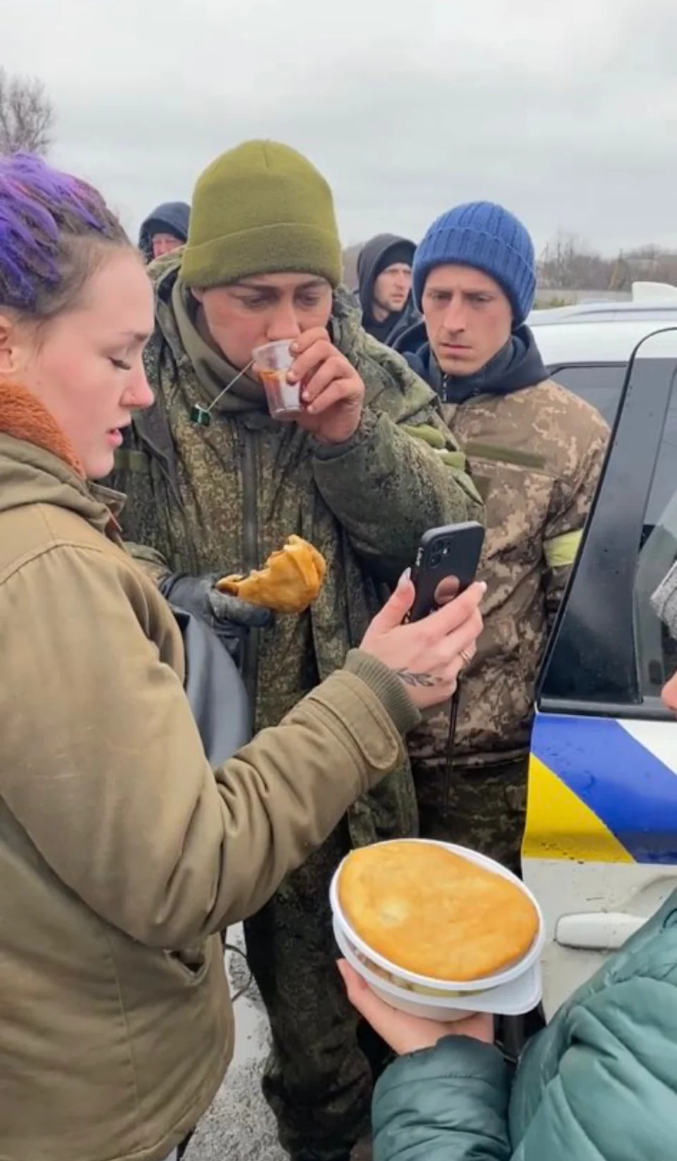 asomadetodosafetos.com - Jornalista filma ucranianos alimentando soldado russo que se rendeu. Assista!