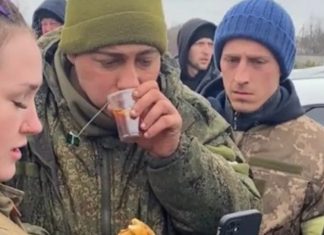 Jornalista filma ucranianos alimentando soldado russo que se rendeu. Assista!