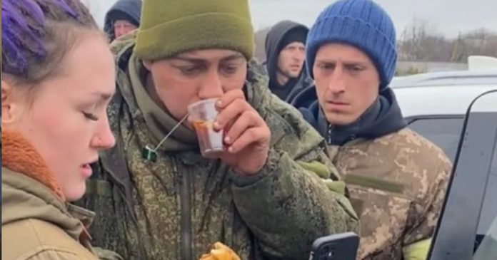 Jornalista filma ucranianos alimentando soldado russo que se rendeu. Assista!
