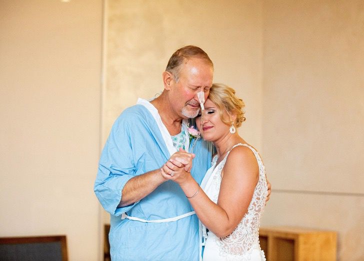 asomadetodosafetos.com - Noiva visita pai doente antes da cerimônia de seu casamento: “Ele chorou alto", conta.
