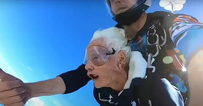 VÍDEO: Enfermeira que trabalhou na Segunda Guerra salta de paraquedas para comemorar 100 anos