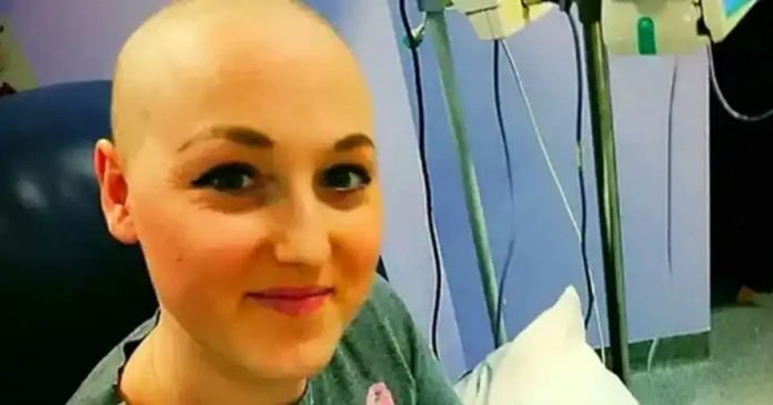 Mulher que fez quimioterapia e retirou as mamas descobre que nunca teve câncer