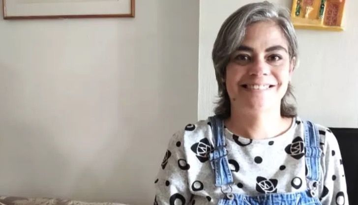 asomadetodosafetos.com - Professora com câncer dá aulas de inglês para pagar seu tratamento: "Peço que coloque a mão no coração"