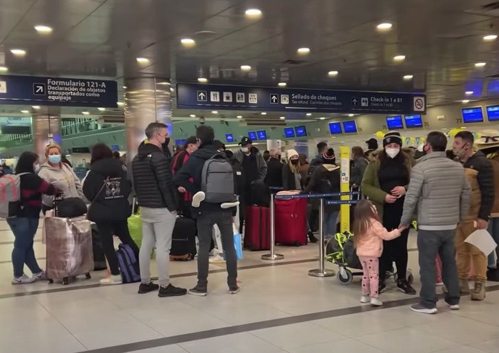 asomadetodosafetos.com - VÍDEO: Passageiro veste roupas da mala para evitar pagar taxa extra no voo