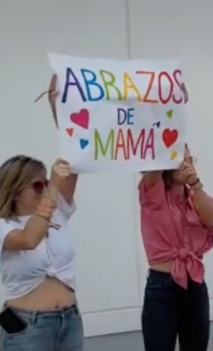 asomadetodosafetos.com - Mulher emociona ao oferecer "abraços de mãe" na Parada LGBTQIA+