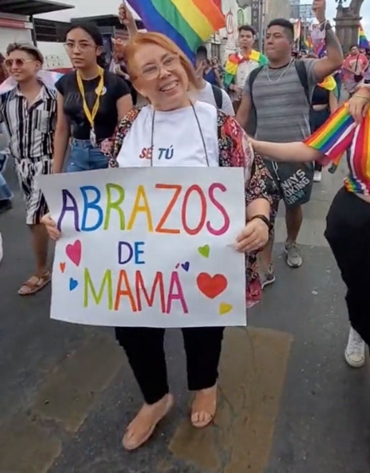 asomadetodosafetos.com - Mulher emociona ao oferecer "abraços de mãe" na Parada LGBTQIA+