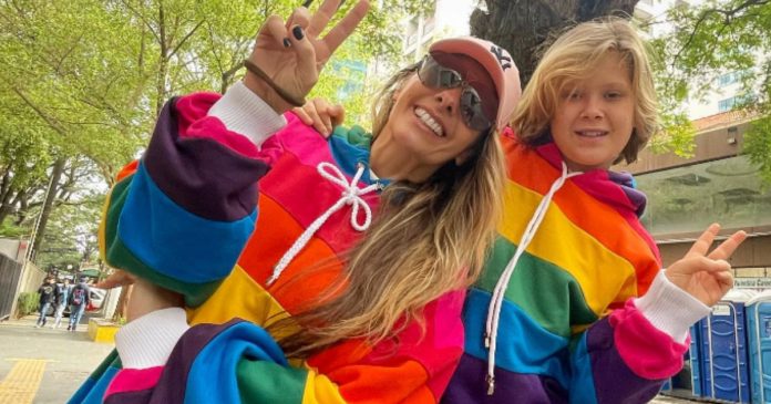 Adriane Galisteu leva filho na parada LGBTQIA+ e rebate críticas: “Caminho do amor”