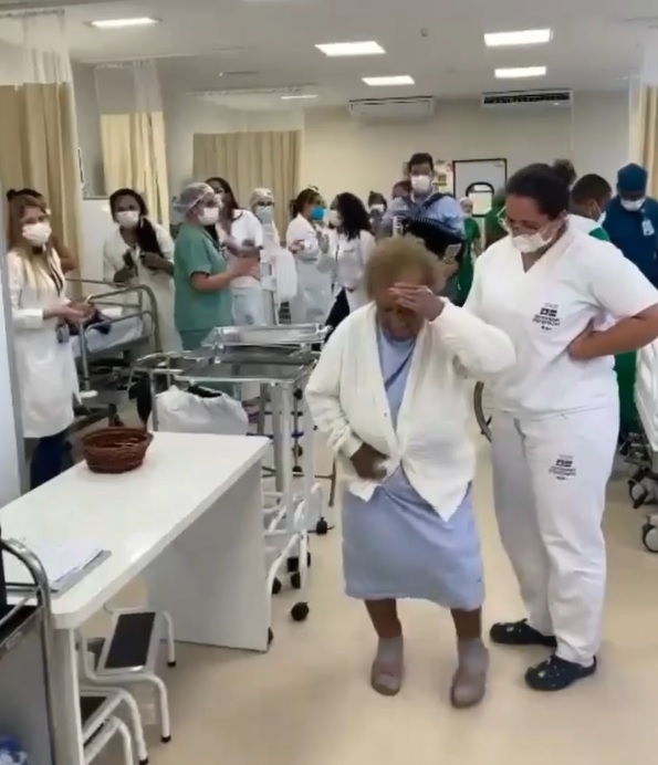 asomadetodosafetos.com - Vovó de 93 anos recuperada da UTI celebra dançando com enfermeira: "Dá esperança"