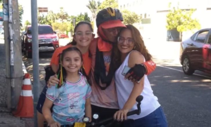 asomadetodosafetos.com - Vovô de 77 anos pedala 1.000 km para visitar filhas e netas