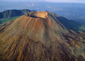 Turista cai na cratera do Vesúvio ao tentar resgatar celular