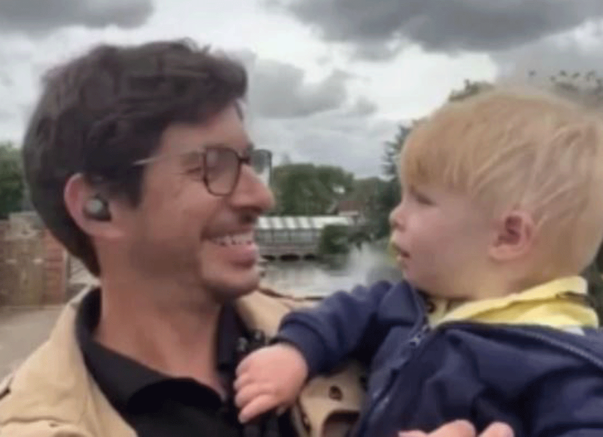 asomadetodosafetos.com - Repórter viraliza depois de entrar ao vivo com filho no colo: "Pai de verdade"