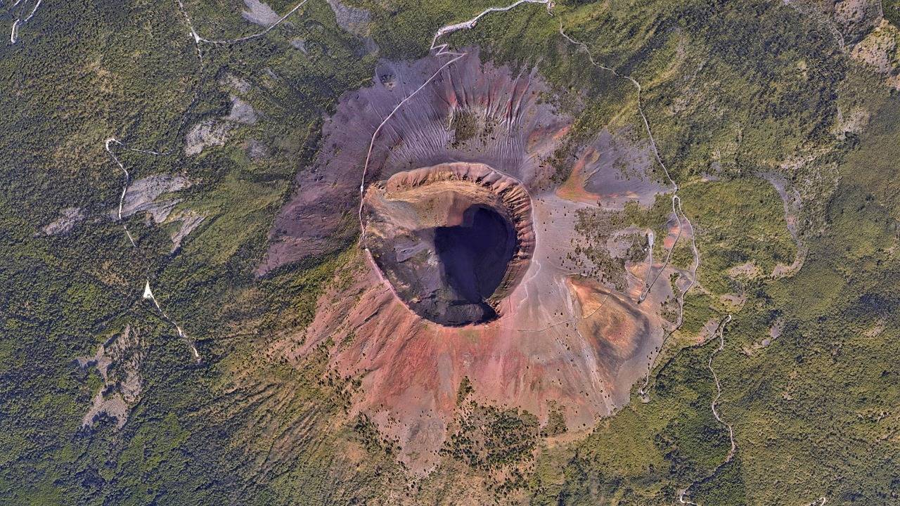 asomadetodosafetos.com - Turista cai na cratera do Vesúvio ao tentar resgatar celular
