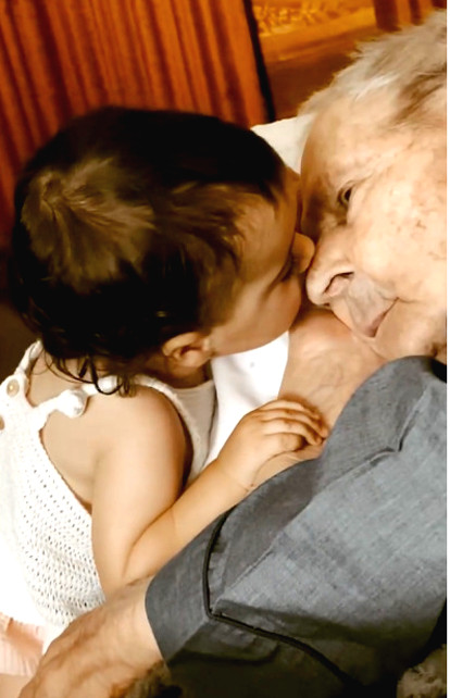 asomadetodosafetos.com - Menina e bisavô com 97 anos de diferença interagem em vídeo emocionante