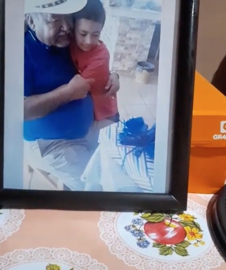 asomadetodosafetos.com - Menino ganha de aniversário foto de seu avô falecido e não segura as lágrimas