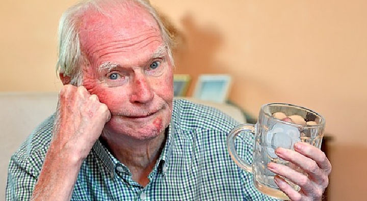 asomadetodosafetos.com - Homem de 76 anos é impedido de entrar em bar por ser 'velho demais para beber': "Chocado"