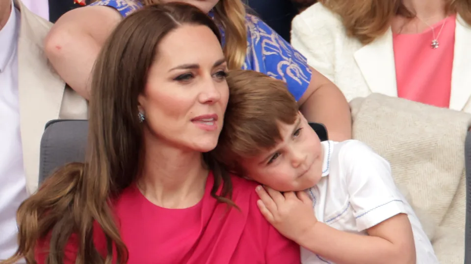 asomadetodosafetos.com - Kate Middleton é criticada depois de dar mamadeira para príncipe Louis, de 4 anos
