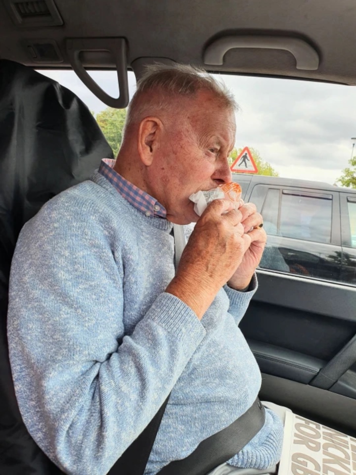 asomadetodosafetos.com - Vovô de 86 anos que odiava fast food vai ao McDonald's pela primeira vez
