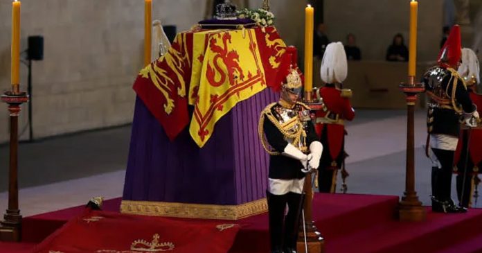 Vídeo mostra desmaio de guarda real ao proteger caixão da rainha Elizabeth II