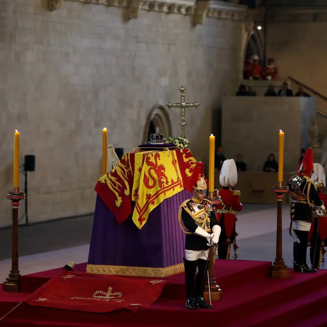 asomadetodosafetos.com - Vídeo mostra desmaio de guarda real ao proteger caixão da rainha Elizabeth II