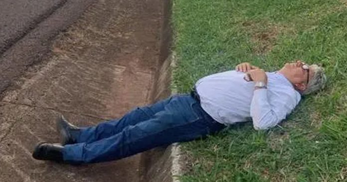 Após problema em carro, homem dorme em beira de rodovia e foto viraliza